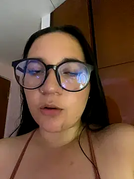 Snapshot of sara_roy04_ chatting on September 19, 2025, 3:21 am sara roy04  online show from September 19, 2025, 3:21 am