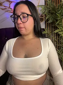 Snapshot of sara_roy04_ chatting on October 1, 2025, 4:06 am sara roy04  online show from October 1, 2025, 4:06 am