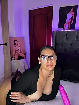Snapshot of ema_zoe chatting on April 24, 2026, 12:45 am ema zoe online show from April 24, 2026, 12:45 am
