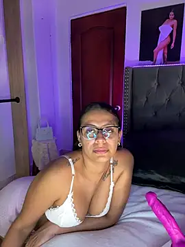 Snapshot of ema_zoe chatting on April 23, 2026, 12:06 am ema zoe online show from April 23, 2026, 12:06 am