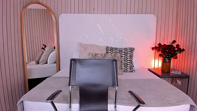 Snapshot of EmelyParker chatting on February 12, 2026, 11:37 pm EmelyParker online show from February 12, 2026, 11:37 pm