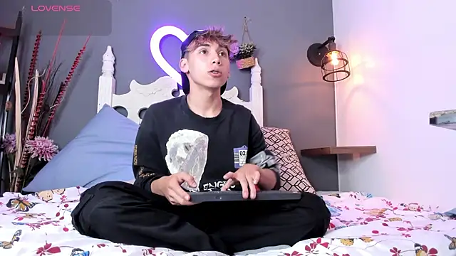 Twinkie Hung online show from September 8, 2025, 2:16 pm