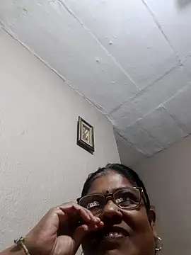 Snapshot of mileesha chatting on April 1, 2026, 5:43 pm mileesha online show from April 1, 2026, 5:43 pm