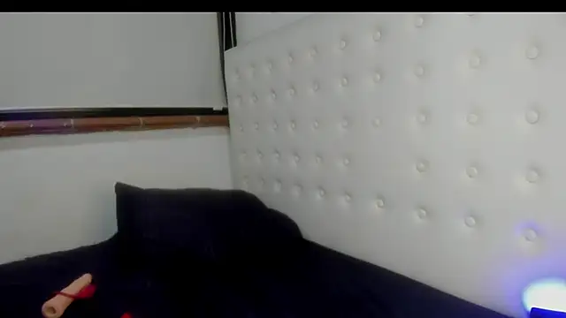 Roxannelorence  online show from November 8, 2025, 5:33 am