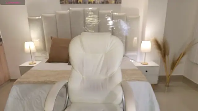 Viictoria jones online show from April 14, 2026, 1:10 am