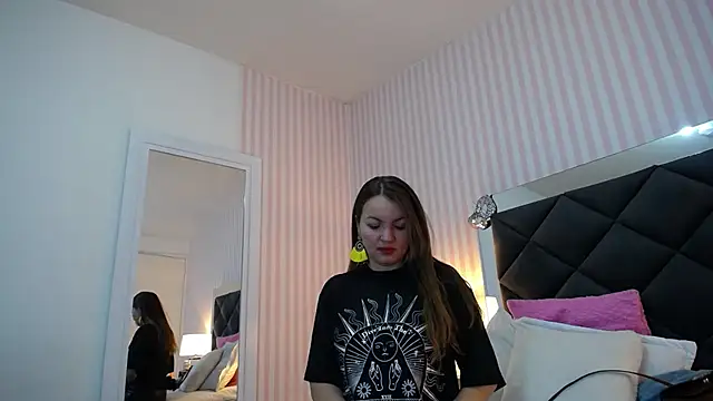 Snapshot of ViictoriaJones_ chatting on October 1, 2025, 12:31 pm ViictoriaJones online show from October 1, 2025, 12:31 pm