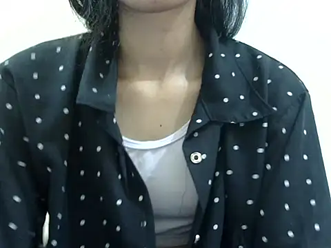 smallcuute online show from November 30, 2025, 1:17 am