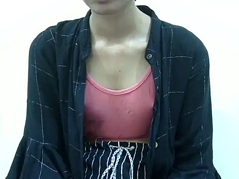 Snapshot of smallcuute chatting on November 23, 2025, 8:13 am smallcuute online show from November 23, 2025, 8:13 am