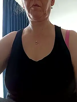 Snapshot of StrawberryBels chatting on January 12, 2026, 12:39 am StrawberryBels online show from January 12, 2026, 12:39 am