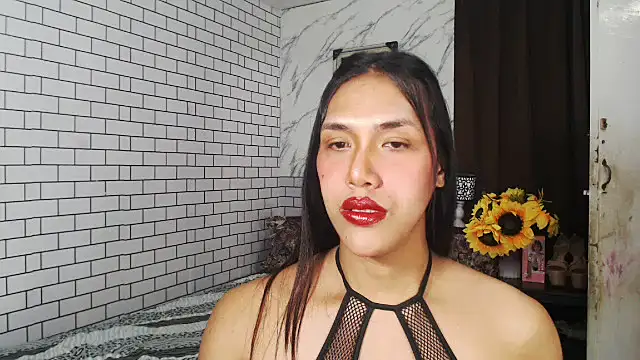 Snapshot of Latinahugecock chatting on October 8, 2025, 4:40 pm Latinahugecock online show from October 8, 2025, 4:40 pm