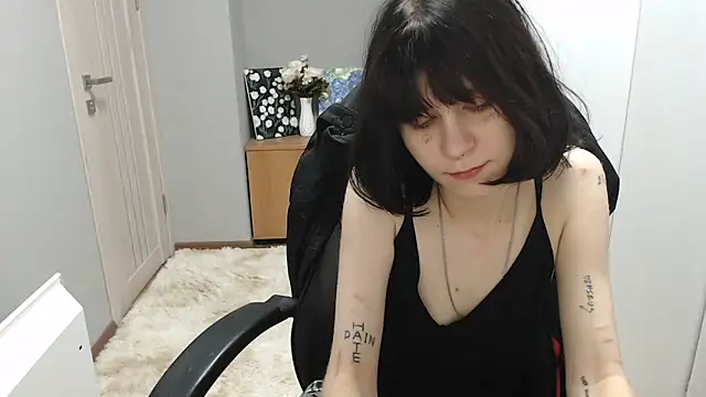 TinaQuiin online show from October 17, 2025, 8:06 am