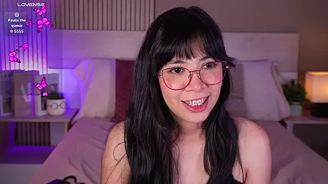 aprilqueenie online show from May 15, 2026, 7:45 pm