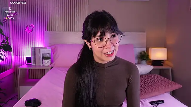 aprilqueenie online show from May 30, 2026, 7:52 pm