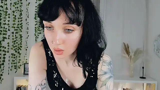 Snapshot of HollyVex chatting on November 23, 2025, 3:55 pm HollyVex online show from November 23, 2025, 3:55 pm