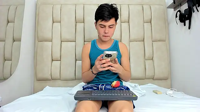 Snapshot of Felipe_Cold chatting on October 11, 2025, 2:01 am Felipe Cold online show from October 11, 2025, 2:01 am