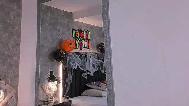 crystaldarliing online show from October 15, 2025, 3:53 pm