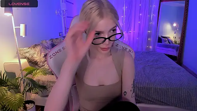 Snapshot of AnyaTaylor_ chatting on April 19, 2026, 2:45 am AnyaTaylor online show from April 19, 2026, 2:45 am
