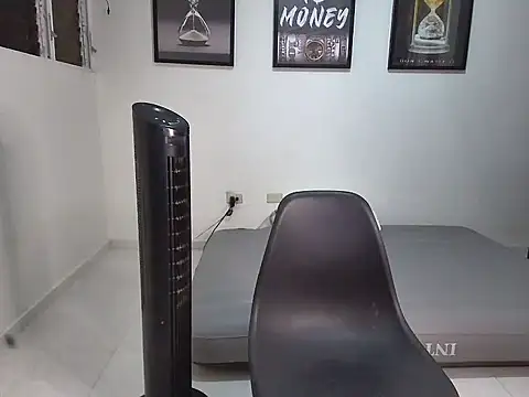 Dollarhot30 online show from October 16, 2025, 8:33 am