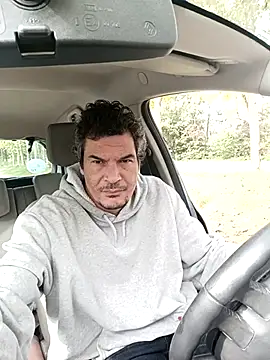 twitshe online show from October 15, 2025, 9:39 am