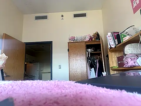 luvrgrllani online show from September 12, 2025, 7:46 pm