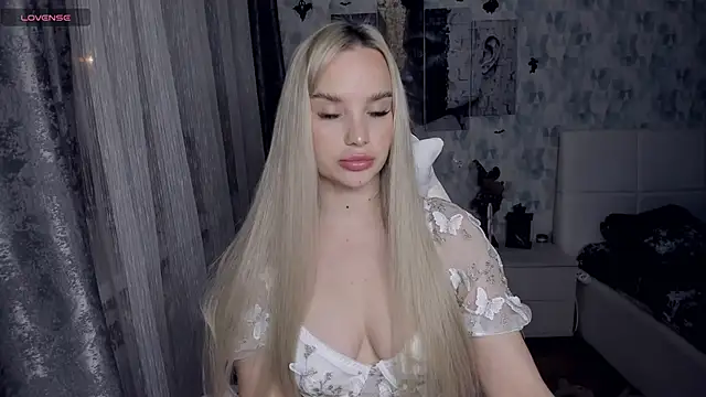 KiraKrox online show from December 15, 2025, 8:25 pm