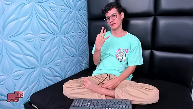 Snapshot of LittleMax23 chatting on September 24, 2025, 12:33 pm LittleMax23 online show from September 24, 2025, 12:33 pm