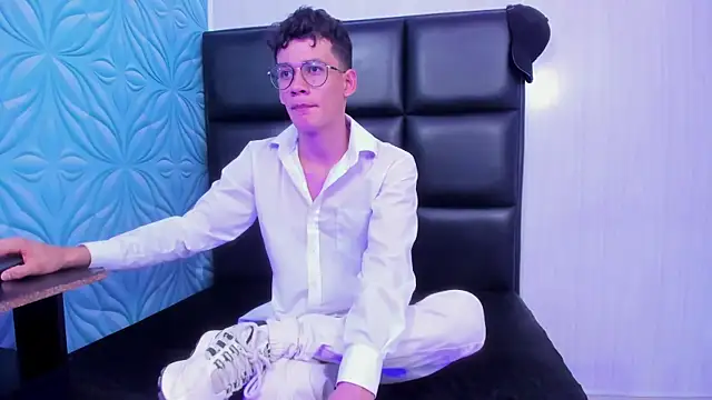 Snapshot of LittleMax23 chatting on September 30, 2025, 12:00 pm LittleMax23 online show from September 30, 2025, 12:00 pm