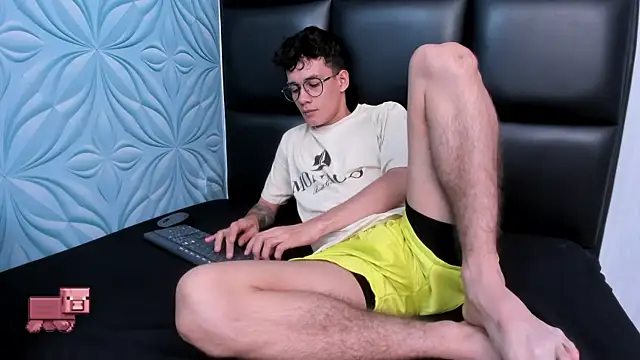 Snapshot of LittleMax23 chatting on October 8, 2025, 1:01 pm LittleMax23 online show from October 8, 2025, 1:01 pm