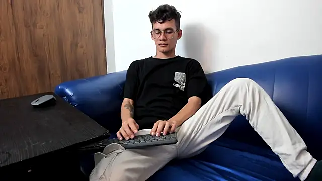 LittleMax23 online show from November 4, 2025, 6:22 pm