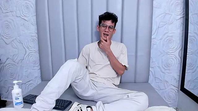 LittleMax23 online show from November 19, 2025, 9:04 pm