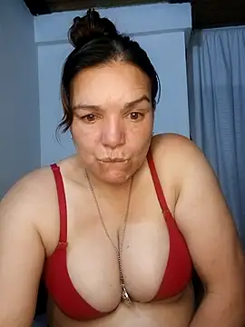Snapshot of MomSex_ chatting on September 15, 2025, 1:17 am MomSex online show from September 15, 2025, 1:17 am