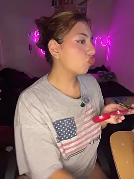 Snapshot of SoftLady_S33 chatting on May 6, 2026, 11:31 pm SoftLady S33 online show from May 6, 2026, 11:31 pm