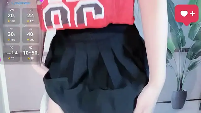 Snapshot of LINNIE05 chatting on December 1, 2025, 6:47 am LINNIE05 online show from December 1, 2025, 6:47 am