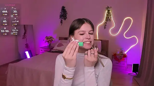 Snapshot of Lisa_Blossom chatting on April 13, 2026, 6:06 am Lisa Blossom online show from April 13, 2026, 6:06 am