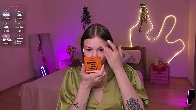 Lisa Blossom online show from May 18, 2026, 6:07 am