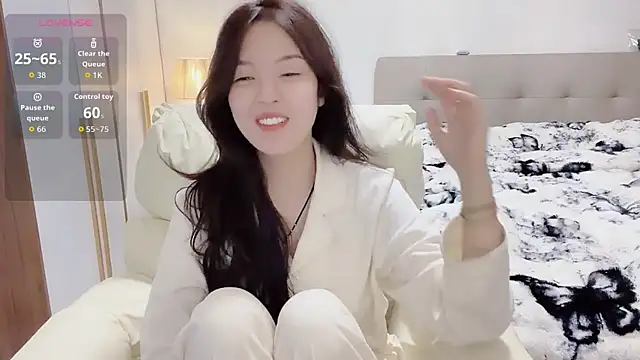 Snapshot of T-LL77- chatting on February 10, 2026, 6:29 pm T-LL77- online show from February 10, 2026, 6:29 pm