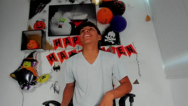 tyler twink boy online show from November 1, 2025, 1:05 pm