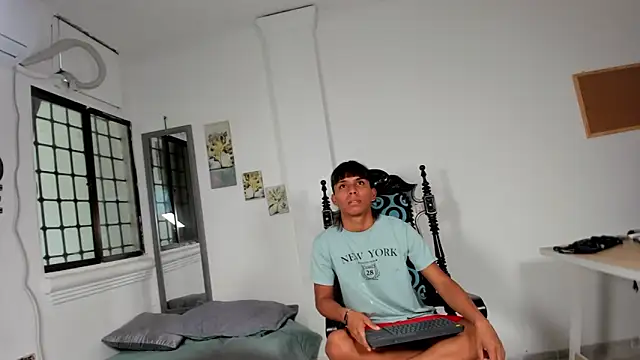 tyler twink boy online show from March 4, 2026, 1:52 pm