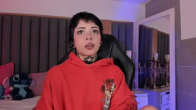 misstomie  online show from December 3, 2025, 4:06 pm