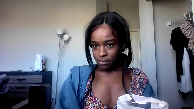 Snapshot of Marlowlovee chatting on October 13, 2025, 5:25 pm Marlowlovee online show from October 13, 2025, 5:25 pm