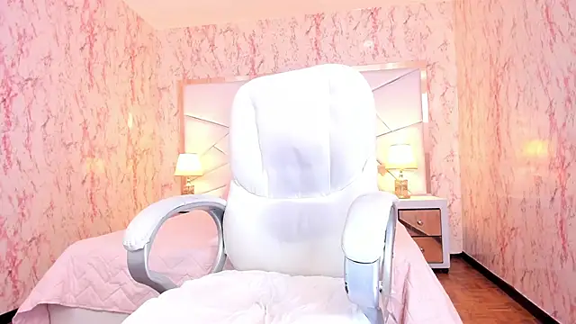 Snapshot of Emily_Whinfre chatting on June 10, 2026, 8:32 pm Emily Whinfre online show from June 10, 2026, 8:32 pm