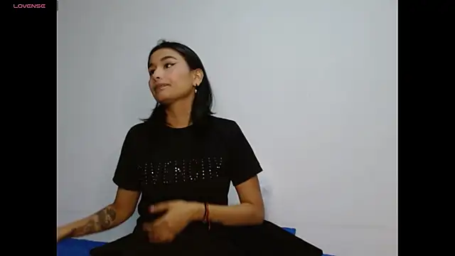 Snapshot of Gia_Lee chatting on November 19, 2025, 2:22 am Gia Lee online show from November 19, 2025, 2:22 am