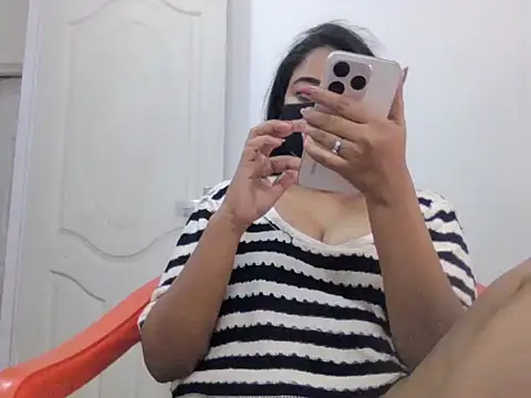 Snapshot of Little_toy_girl chatting on November 6, 2025, 4:11 pm Little toy girl online show from November 6, 2025, 4:11 pm