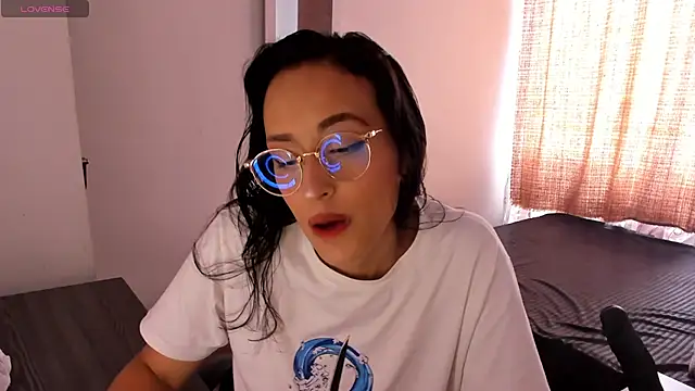 Snapshot of Slave_Rosee chatting on October 8, 2025, 4:40 pm Slave Rosee online show from October 8, 2025, 4:40 pm