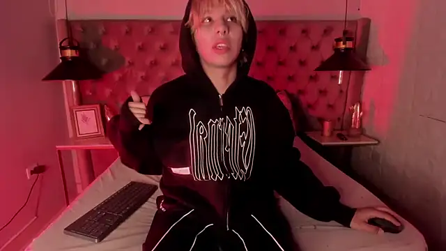 Snapshot of OliIverr22 chatting on November 29, 2025, 12:05 pm OliIverr22 online show from November 29, 2025, 12:05 pm