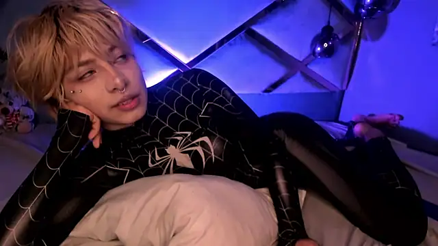 Snapshot of OliIverr22 chatting on December 21, 2025, 1:30 am OliIverr22 online show from December 21, 2025, 1:30 am