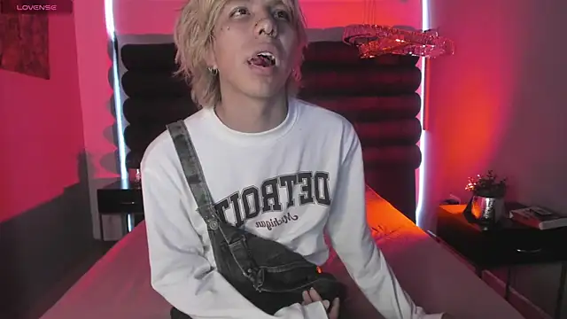 Snapshot of OliIverr22 chatting on December 4, 2025, 12:15 pm OliIverr22 online show from December 4, 2025, 12:15 pm