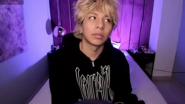 Snapshot of OliIverr22 chatting on December 16, 2025, 12:09 pm OliIverr22 online show from December 16, 2025, 12:09 pm