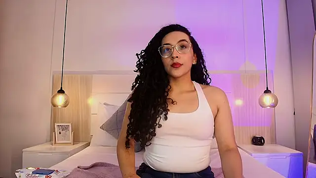 Snapshot of alehia_cute chatting on October 6, 2025, 10:32 pm alehia cute online show from October 6, 2025, 10:32 pm