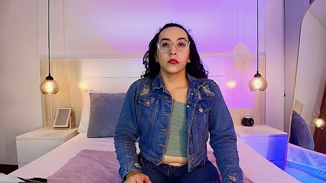 Snapshot of alehia_cute chatting on October 8, 2025, 12:34 am alehia cute online show from October 8, 2025, 12:34 am